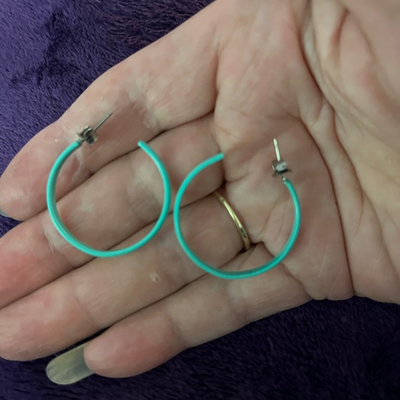 🆕Teal 3/4 hoop post earrings. The hoop is 1” across. NIB. - Picture 8 of 9
